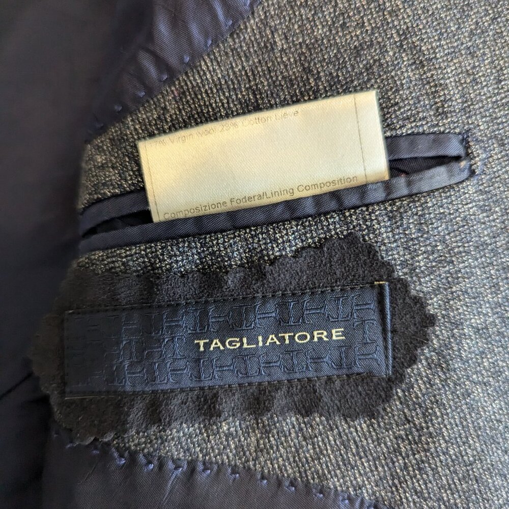 TAGLIATORE - 2-piece wool blend suit - Sz 52/9 - Picture 6 of 15